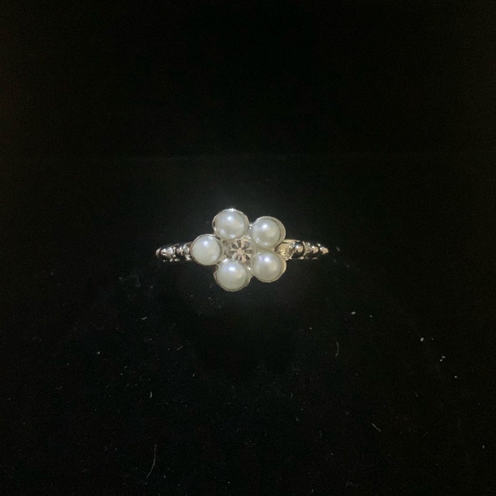 Silver toned Pearl flower ring